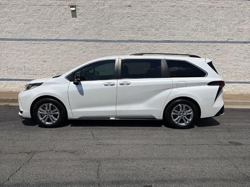 Used 2023 Toyota Sienna XSE AWD/4WD image 4