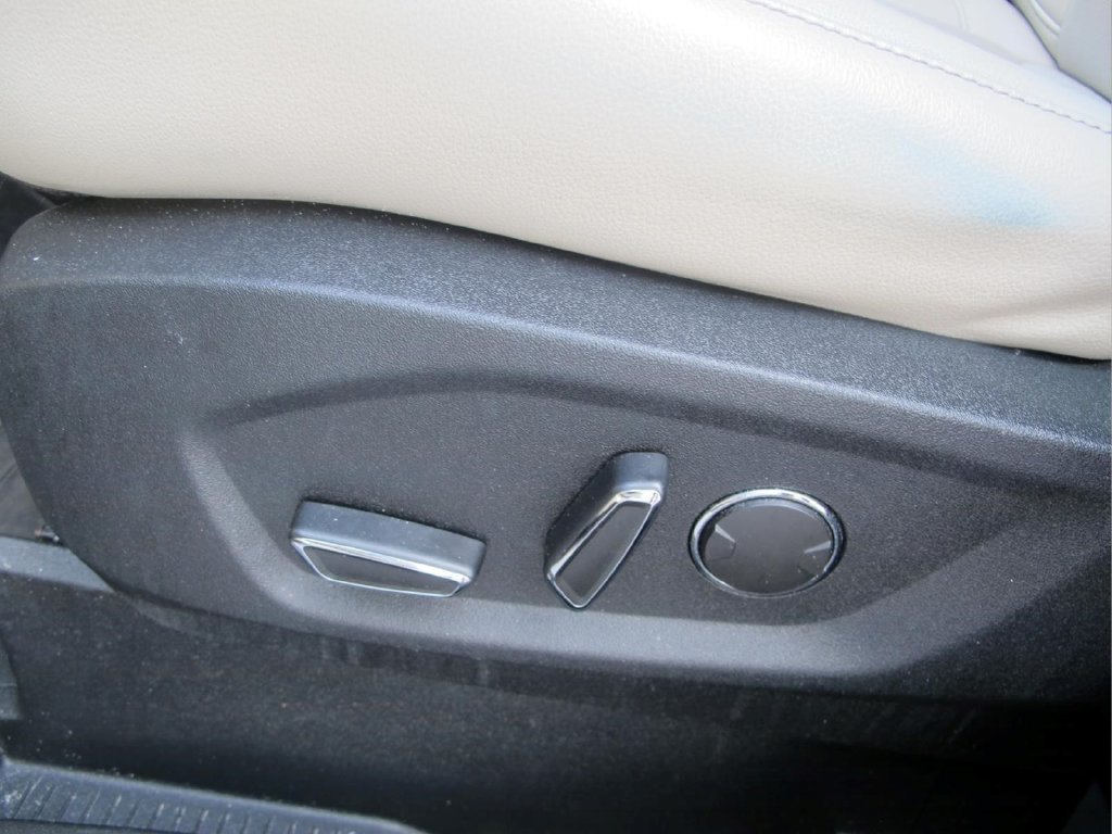 Used 2018 Ford Edge Titanium w/ Equipment Group 301A FWD image 12
