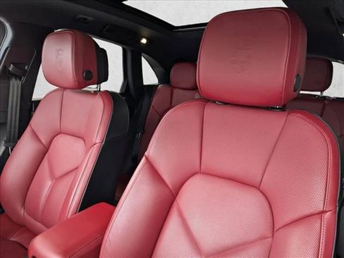 Used 2023 Porsche Macan Turbo image 8