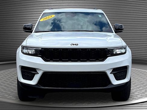 Used 2025 Jeep Grand Cherokee Altitude AWD/4WD image 2