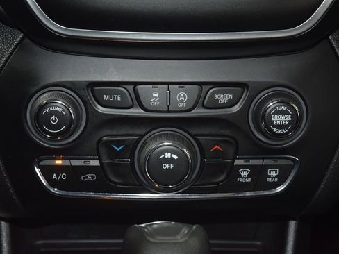Used 2019 Jeep Cherokee Latitude w/ Cold Weather Group FWD image 30