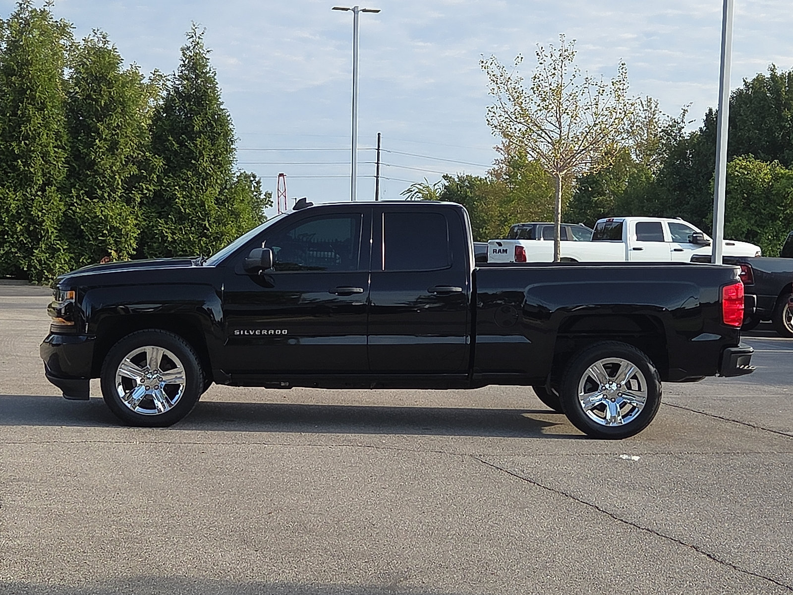 Used 2019 Chevrolet Silverado 1500 Custom w/ Custom Convenience Package RWD image 3