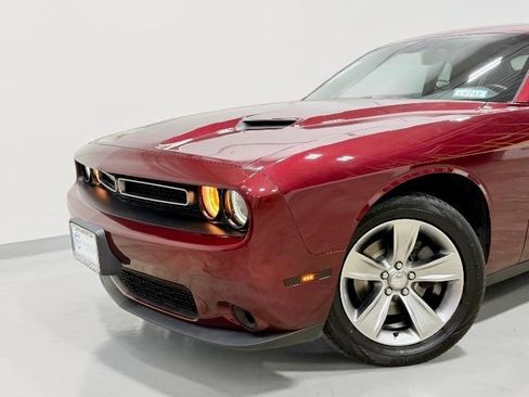 Used 2019 Dodge Challenger SXT RWD image 3