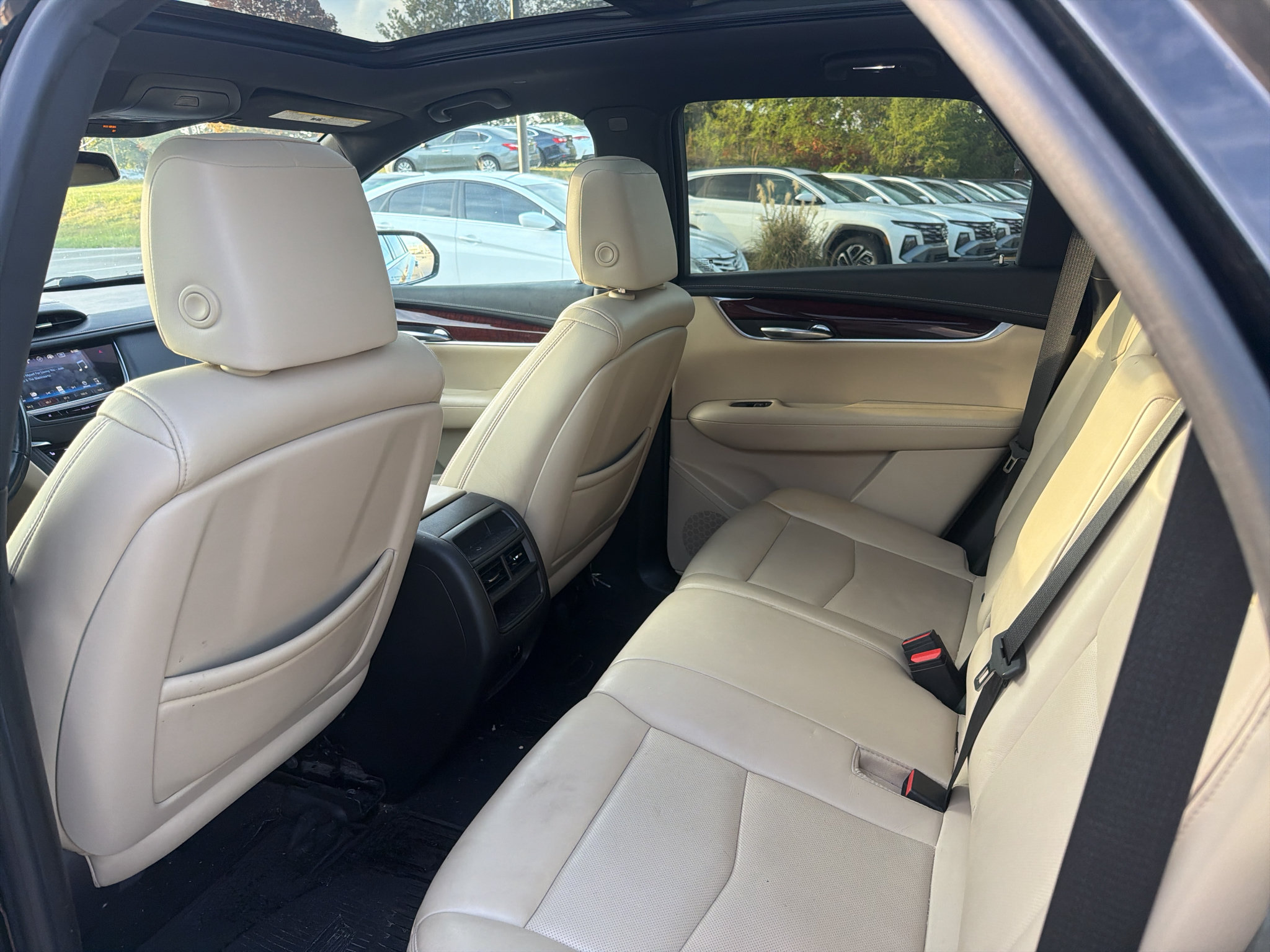 Used 2017 Cadillac XT5 Luxury w/ LPO, Wheel Lock Package AWD/4WD image 9