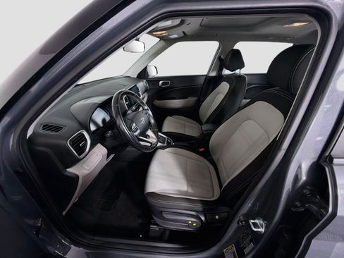 Used 2025 Hyundai Venue SEL FWD image 13