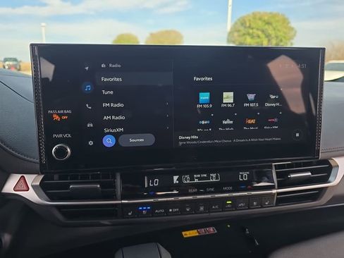 Used 2025 Toyota Sienna Limited image 22