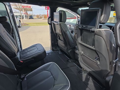 New 2026 Chrysler Pacifica Limited image 11