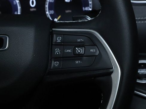 Used 2025 Jeep Grand Cherokee Altitude AWD/4WD image 24