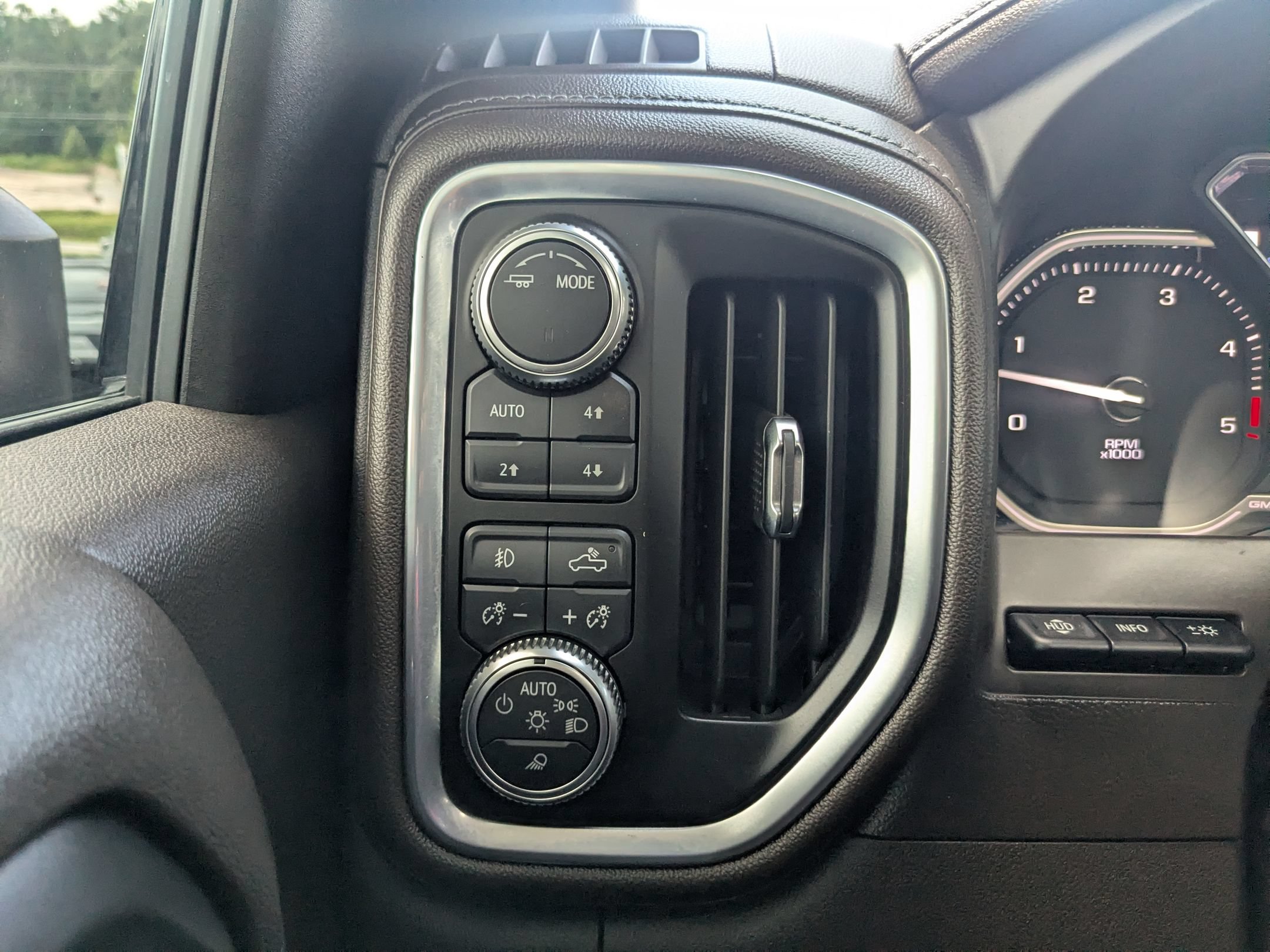 Used 2021 GMC Sierra 2500 Denali w/ Denali Black Diamond Edition AWD/4WD image 22