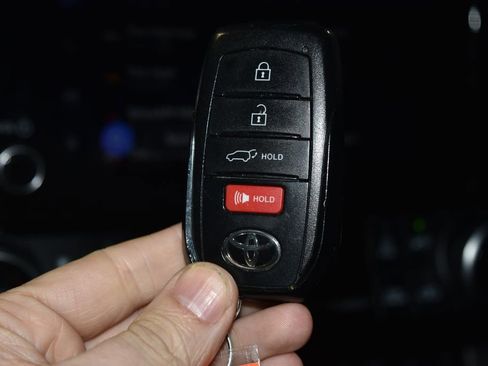 Used 2024 Toyota Highlander AWD image 18