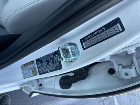 Certified 2025 Kia Niro EX image 40