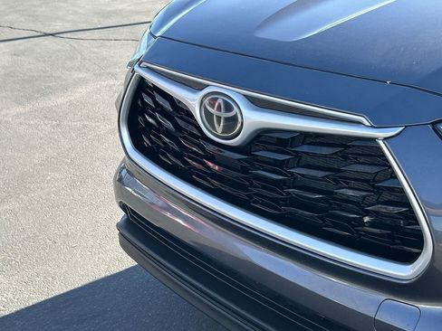 Used 2022 Toyota Highlander XLE AWD/4WD image 32