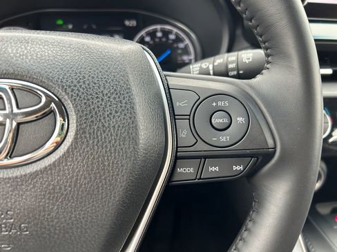 Used 2023 Toyota Venza LE image 18