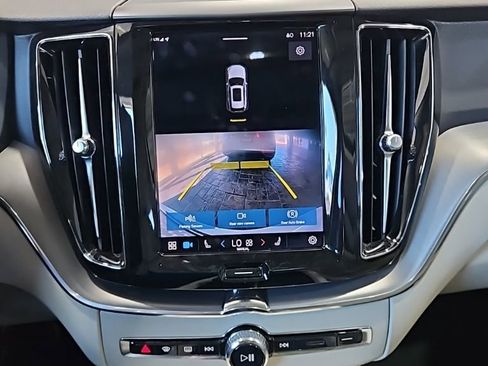Used 2022 Volvo XC60 B5 Momentum image 32