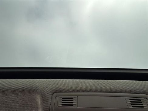 Used 2022 Volkswagen Tiguan SE w/ Panoramic Sunroof Package image 28