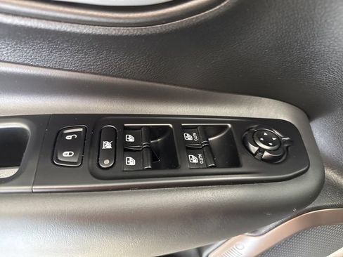 Used 2023 Jeep Renegade Latitude w/ Sun/Sound Group AWD/4WD image 20