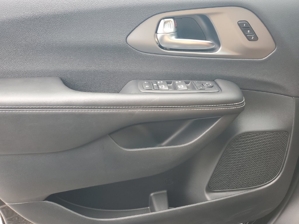 New 2027 Chrysler Pacifica Select FWD image 18
