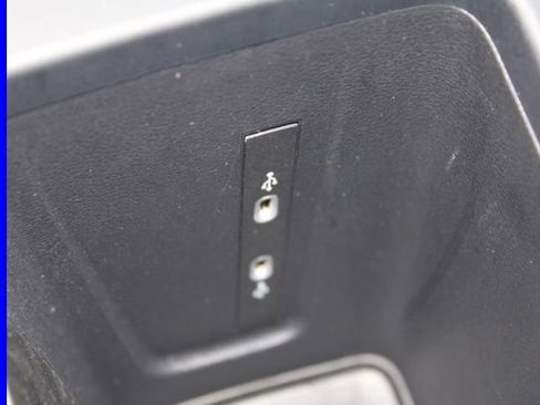 Used 2025 Volkswagen Tiguan SE image 39