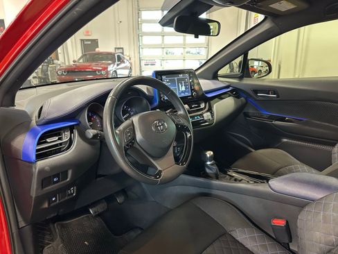 Used 2020 Toyota C-HR XLE FWD image 13