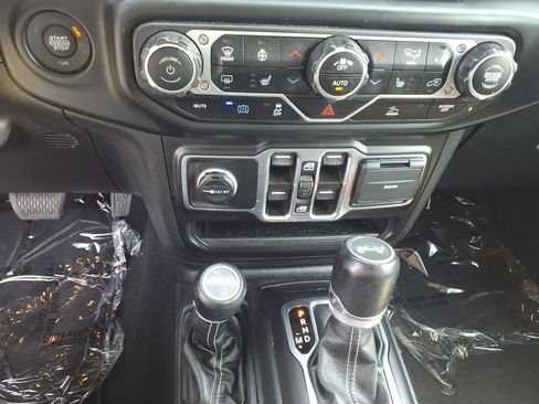 Used 2023 Jeep Wrangler Unlimited Sahara w/ Cold Weather Group AWD/4WD image 16