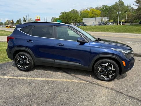 Used 2025 Kia Seltos EX w/ EX Sunroof Package AWD/4WD image 7
