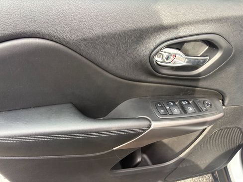 Used 2019 Jeep Cherokee Latitude w/ Cold Weather Group AWD/4WD image 14