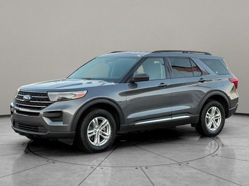 Certified 2023 Ford Explorer XLT image 3