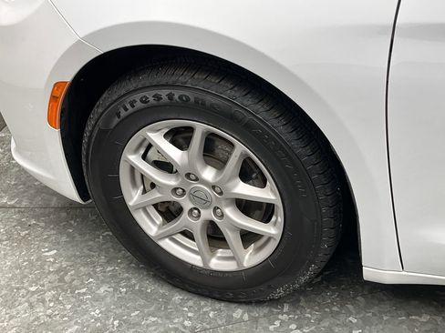 Used 2024 Chrysler Pacifica Touring-L image 32