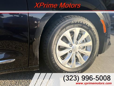 Used 2019 Chrysler Pacifica Touring-L w/ Advanced Safetytec Group FWD image 9