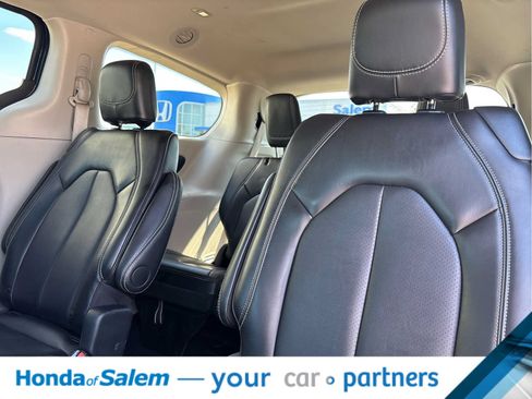 Used 2024 Chrysler Pacifica Touring-L FWD image 13