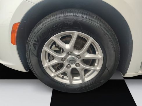 Used 2024 Chrysler Pacifica Touring-L FWD image 14