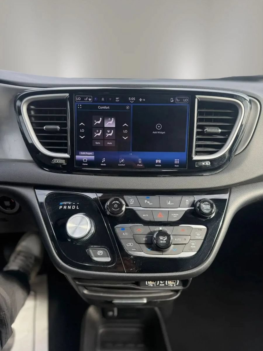 Used 2025 Chrysler Pacifica Select FWD image 15