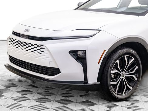 Used 2025 Toyota Crown Signia XLE image 36