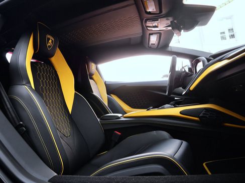 Used 2024 Lamborghini Revuelto image 8