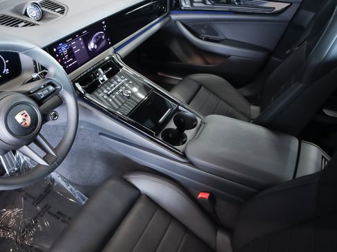 Used 2025 Porsche Panamera image 18
