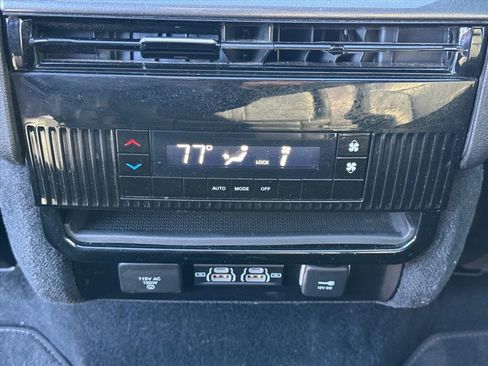 Used 2023 Jeep Wagoneer L 4WD w/ Premium Group I image 12