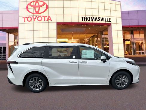 New 2025 Toyota Sienna XLE image 4