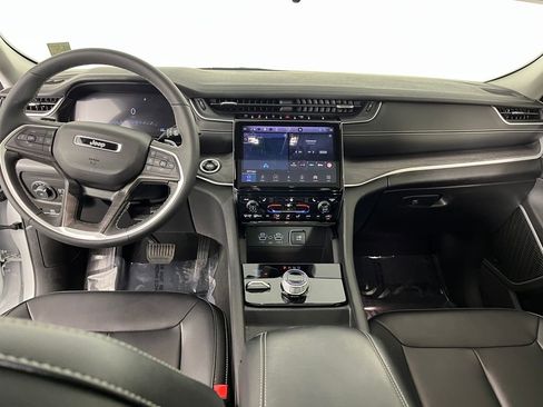 Used 2024 Jeep Grand Cherokee Limited w/ Black Appearance Package image 18