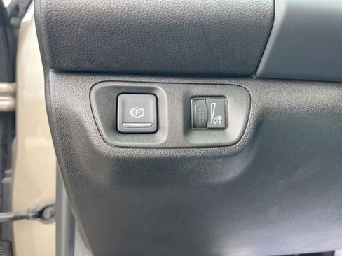 Used 2023 GMC Acadia SLE image 10