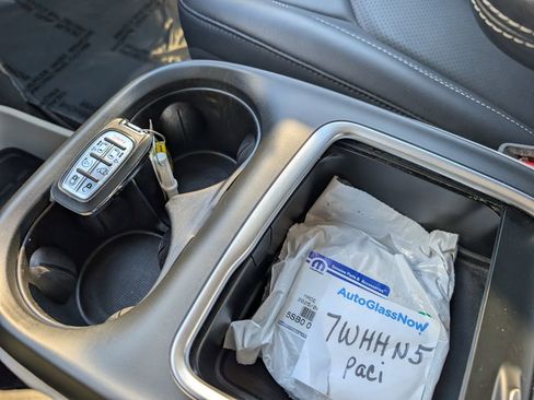 Used 2024 Chrysler Pacifica Touring-L image 30