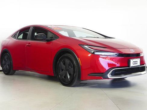 Used 2025 Toyota Prius Plug-In Hybrid image 4