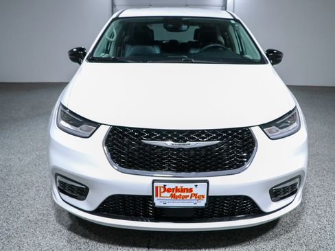 Used 2024 Chrysler Pacifica Touring-L FWD image 4