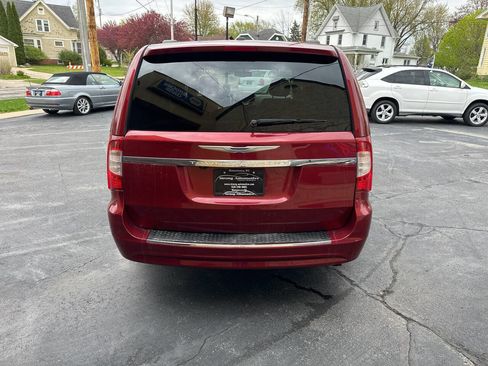 Used 2015 Chrysler Town & Country Touring FWD image 4