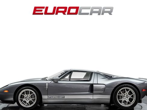 Used 2006 Ford GT RWD image 2