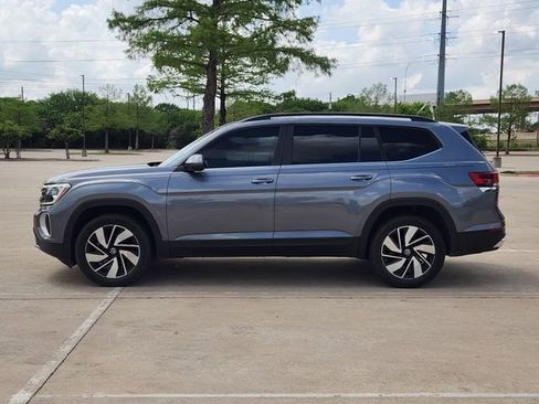 Used 2024 Volkswagen Atlas SE w/ Panoramic Sunroof Package image 4