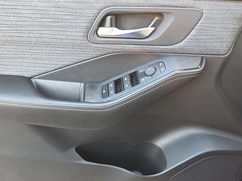 Used 2023 Nissan Rogue SV image 31