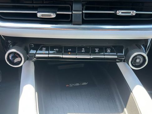 Used 2025 Chevrolet Equinox EV LT FWD image 14