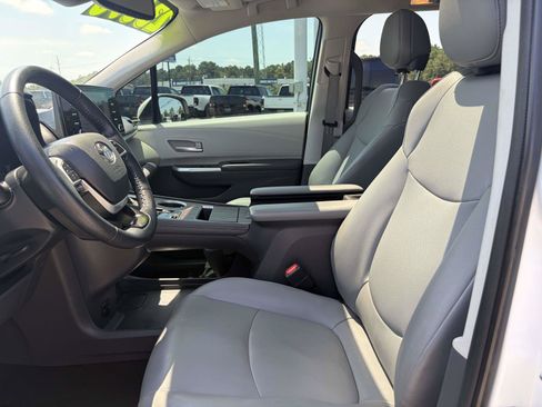 Used 2021 Toyota Sienna XLE FWD image 16