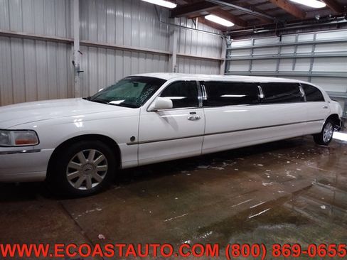 Used 2005 Lincoln Town Car Executive image 1