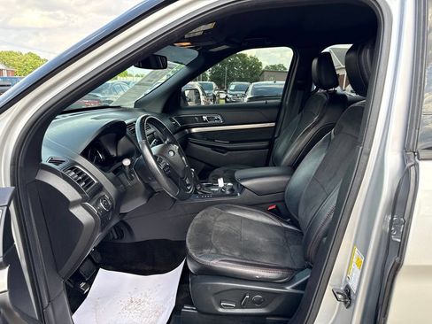 Used 2018 Ford Explorer XLT w/ Equipment Group 202A AWD/4WD image 27